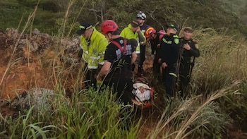 La emergencia ocurrió en el sector La Peña, en la vía que comunica a Barichara con el corregimiento de Guane, en Santander. - crédito Bomberos Barichara