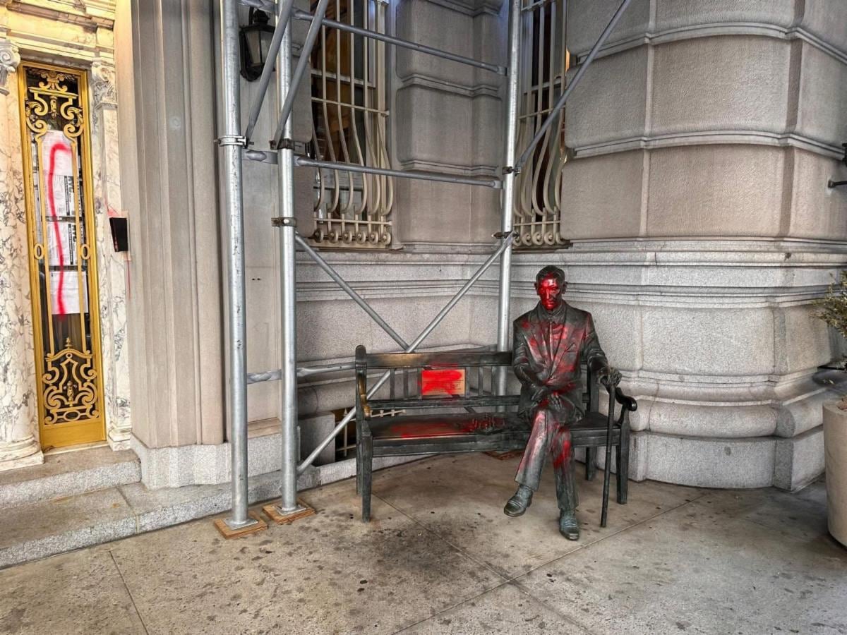 La estatua vandalizada llamada 'Banco Karski' rinde homenaje al emisario polaco Jan Karski, figura importante durante la Segunda Guerra Mundial (Instagram: @philwongnyc).