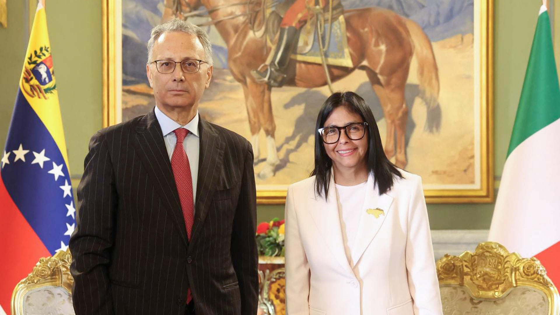 Delcy Rodríguez (d), con el embajador de Italia en Venezuela, Giovanni Umberto De Vito, este martes, en Caracas (EFE)
