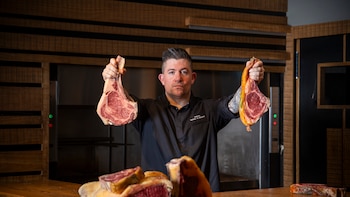 El restaurante de carretera en plena A1 donde probar una de las mejores carnes a la parrilla de España: “Nuestra fijación es el producto de calidad”