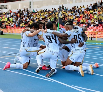 Llaneros celebra el gol con