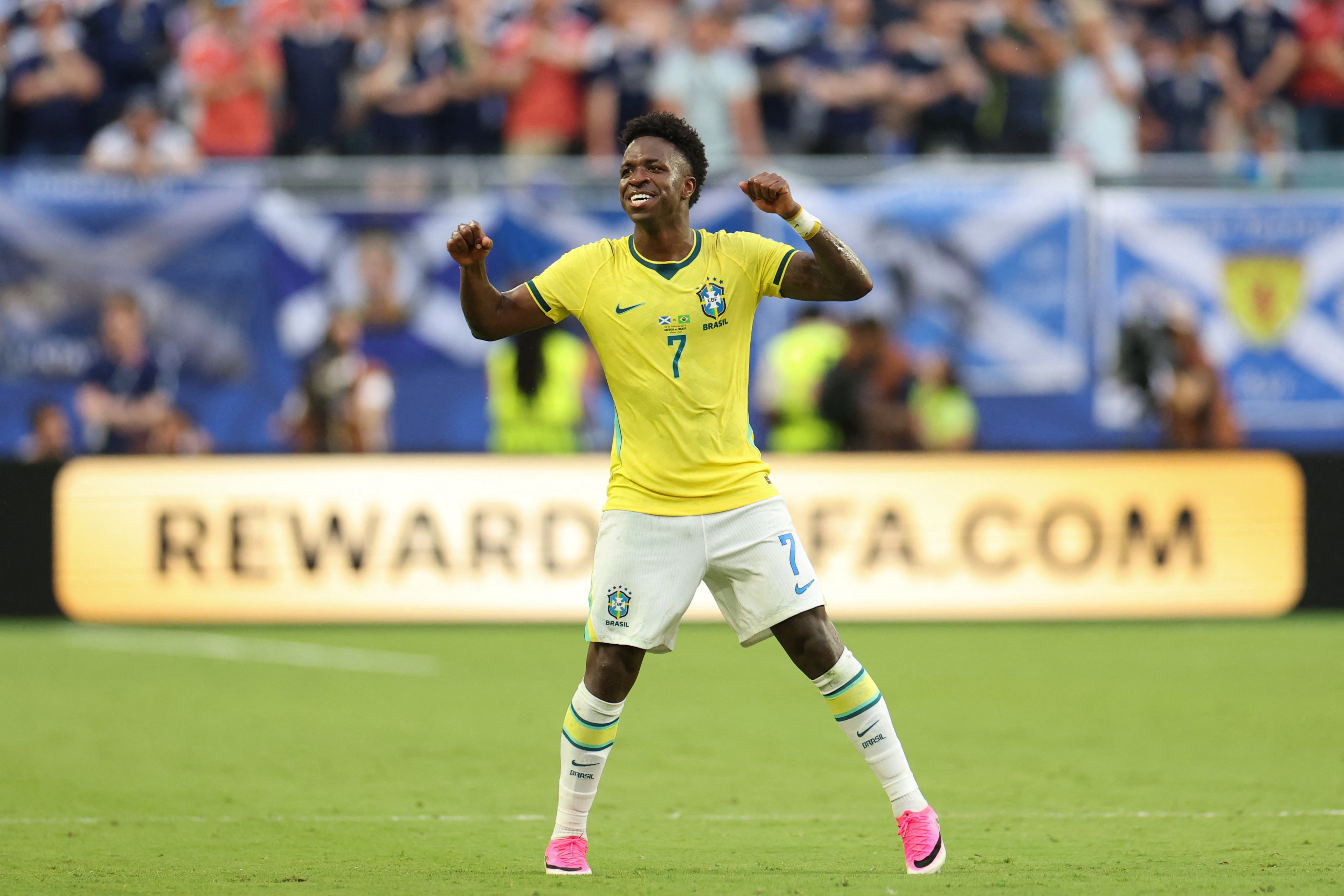 Vinicius Junior festeja el gol ante Escocia (PATRICIA DE MELO MOREIRA / AFP)