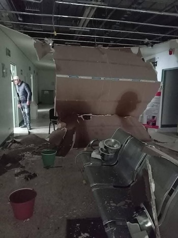 Colapsan plafones de techumbres de