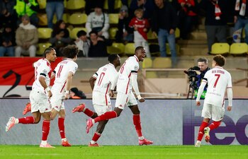 La celebración de Wilfried Singo tras convertir el 1-0 en el Principado (Reuters/Manon Cruz)
