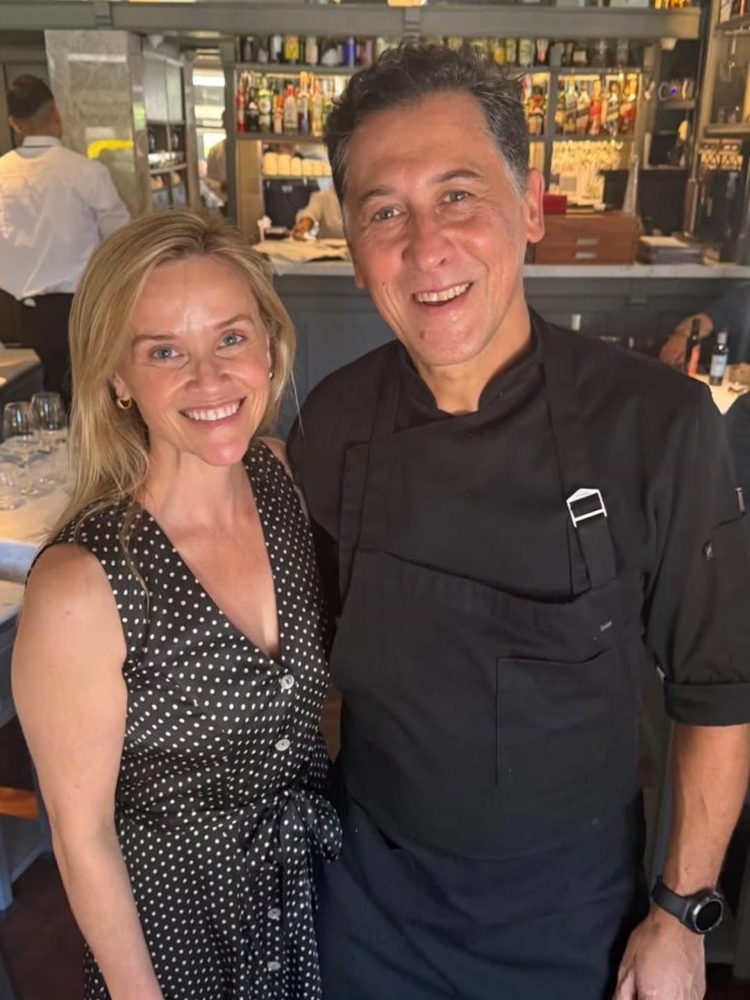 La actriz Reese Witherspoon posa junto al reconocido chef argentino Martín Rebaudino durante una celebración de cumpleaños en un restaurante (Instagram)