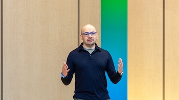Google reorganiza el liderazgo del área de IA con la salida de Jeff Dean y un nuevo rol para Demis Hassabis