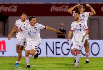 Jugadores de Nacional celebran el 14 de enero de 2021 al ganar el Torneo Intermedio de la Primera División uruguaya luego de vencer en la serie de penaltis a Wanderers, en el estadio Centenario en Montevideo (Uruguay). EFE/Raúl Martínez/Archivo