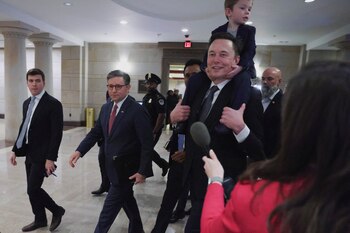 Musk, con uno de sus hijos al hombro, llega a la audiencia en el Congreso de EEUU tras ser elegido por Trump para un cargo gubernamental
REUTERS/Evelyn Hockstein