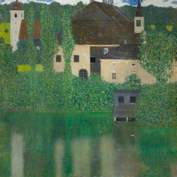 Pintura de un paisaje acuático con edificios de tonos claros y tejados oscuros rodeados por densa vegetación verde, reflejados en un lago