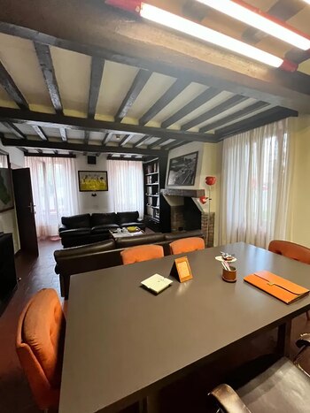 El interior del hogar en el que residirá Hamilton en Maranello (Instagram @tony__qian)