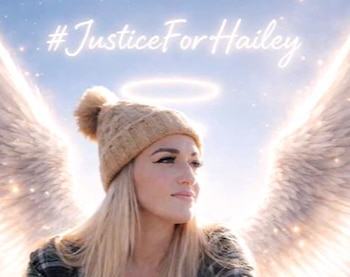 Una mujer rubia con un gorro de lana beige y un pompón sonríe ligeramente bajo un cielo azul. Tiene alas brillantes y un halo digital, con el texto #JusticeForHailey