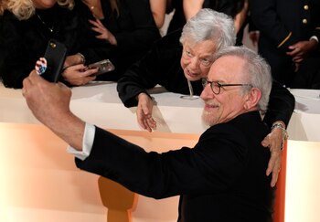 Steven Spielberg posa para una selfie con una fan en la alfombra de los Oscar el domingo 12 de marzo de 2023 en el Teatro Dolby en Los Angeles. (Foto AP/John Locher)