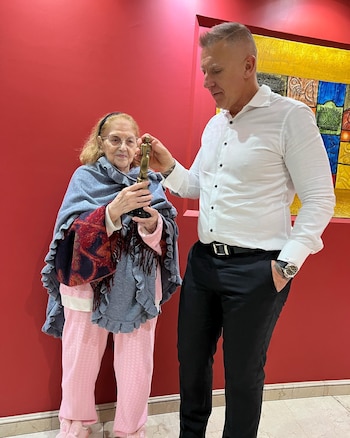 Alejandro Fantino con su madre luego de ganar el Martín Fierro