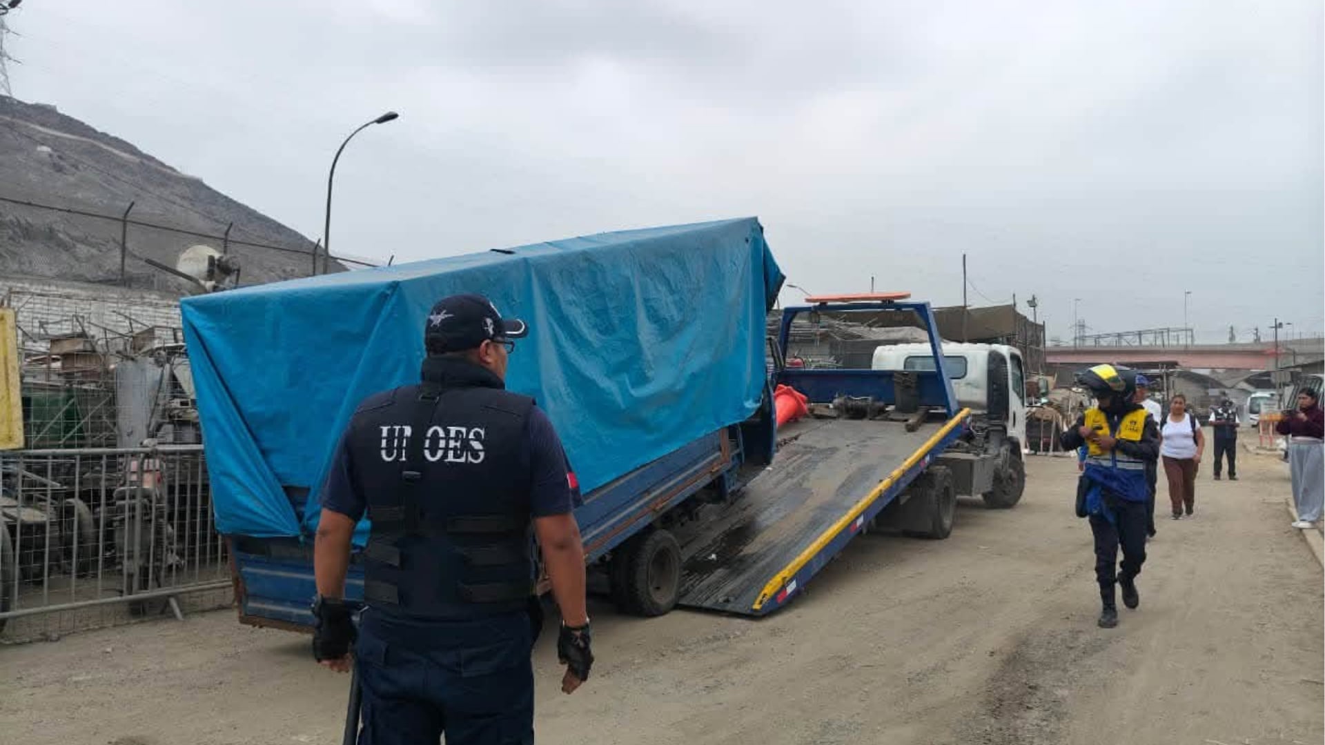 Personal de la Municipalidad de Lima traslada al depósito un vehículo involucrado en el alquiler informal de unidades eléctricas en el Cercado de Lima. (X/@MuniLima)