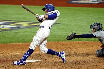 Mookie Betts (50) conecta un