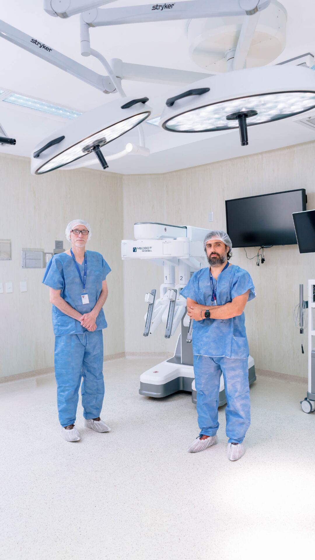 Los doctores Marcelo Lelpi y Leandro Burgos en la sala de la intervención