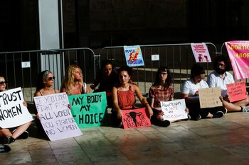 Mujeres frente al parlamento maltés