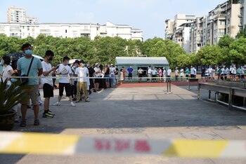 Personas en fila para someterse a un test en Wuhan. (REUTERS)