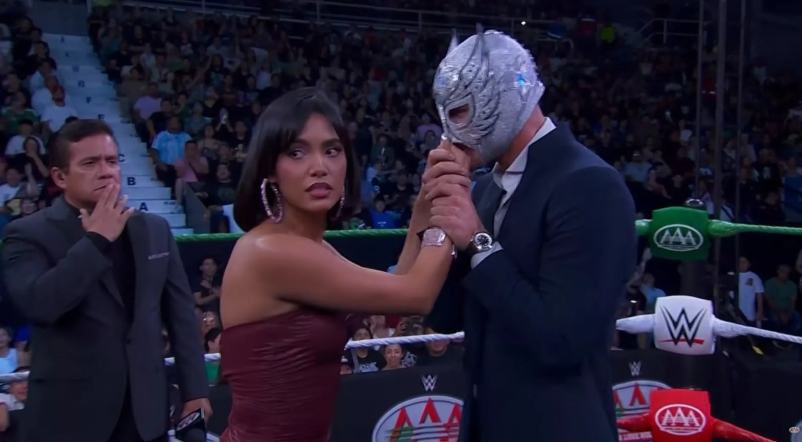 El luchador alemán habría protagonizado una confrontación luego de escuchar comentarios ofensivos dirigidos a su pareja.