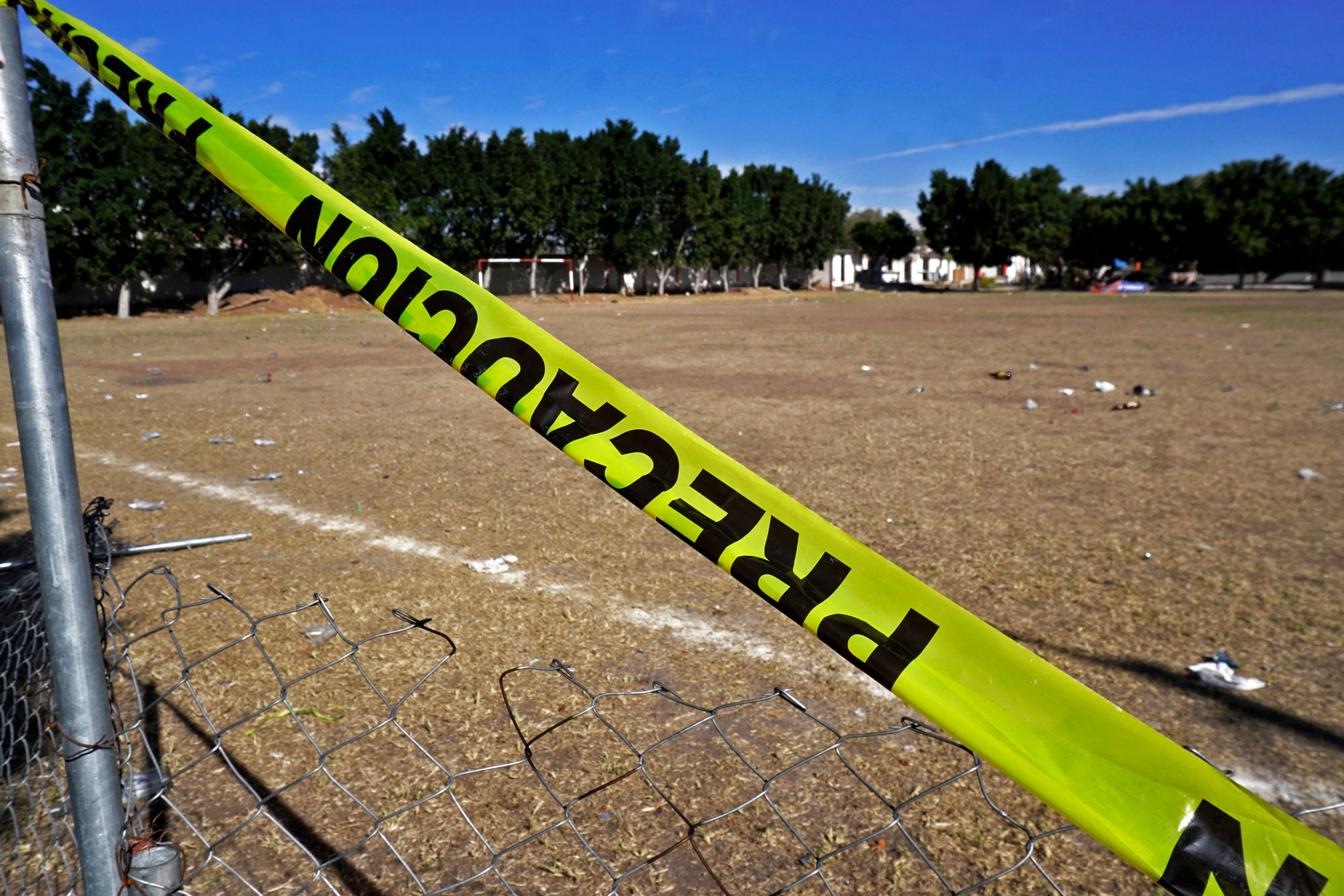 Una cinta de precaución rodea el campo de fútbol donde al menos 11 personas murieron. (Foto de Mario Armas / AFP)