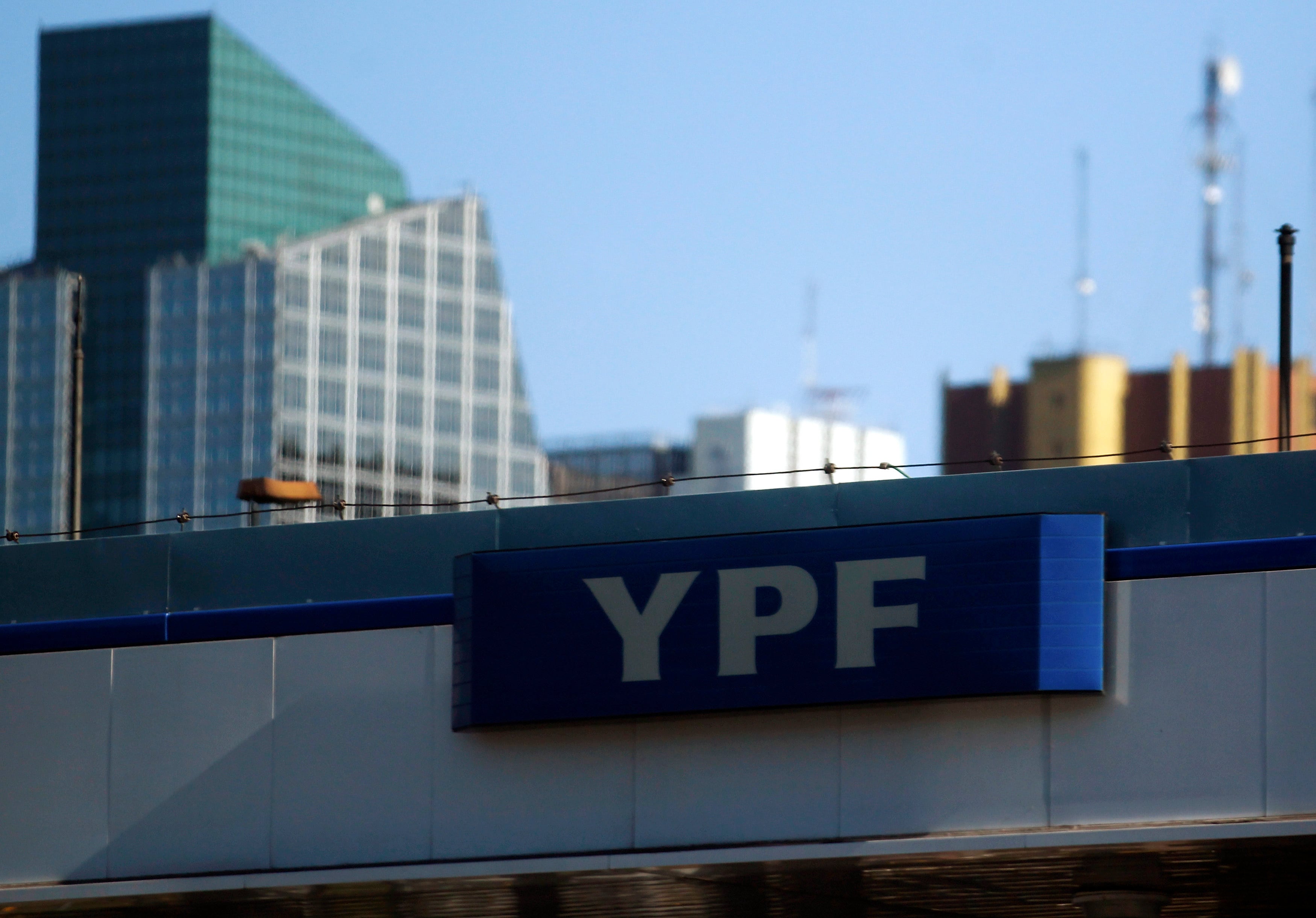 El fuerte repunte de las acciones de YPF, impulsado por la suba del crudo, fue el principal sostén de la Bolsa porteña.