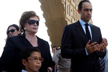 Gamal Mubarak (R), hijo del