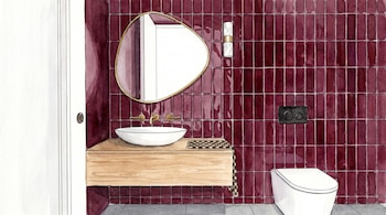 Ilustración de acuarela de un baño moderno con paredes de azulejos borgoña, un lavabo blanco sobre una encimera de madera clara, grifos dorados y un espejo irregular.