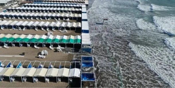 El mar cubrió la franja de arena en Mar del Plata y avanzó hasta la línea de carpas y sombrillas