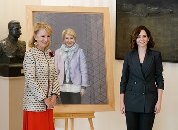 Ayuso presentando el retrato de