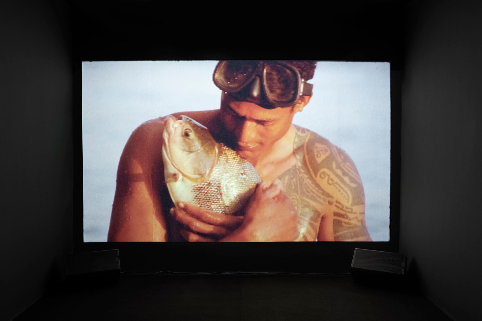 En el trabajo de Jonathas de Andrade, un grupo de pescadores abraza a los peces en el momento de su captura