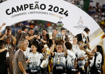 Las jugadoras del Corinthians alzan la Copa Libertadores tras ganarla en 2024: ¿habrá nuevo formato en 2027? (Foto: Reuters/Cesar Olmedo)