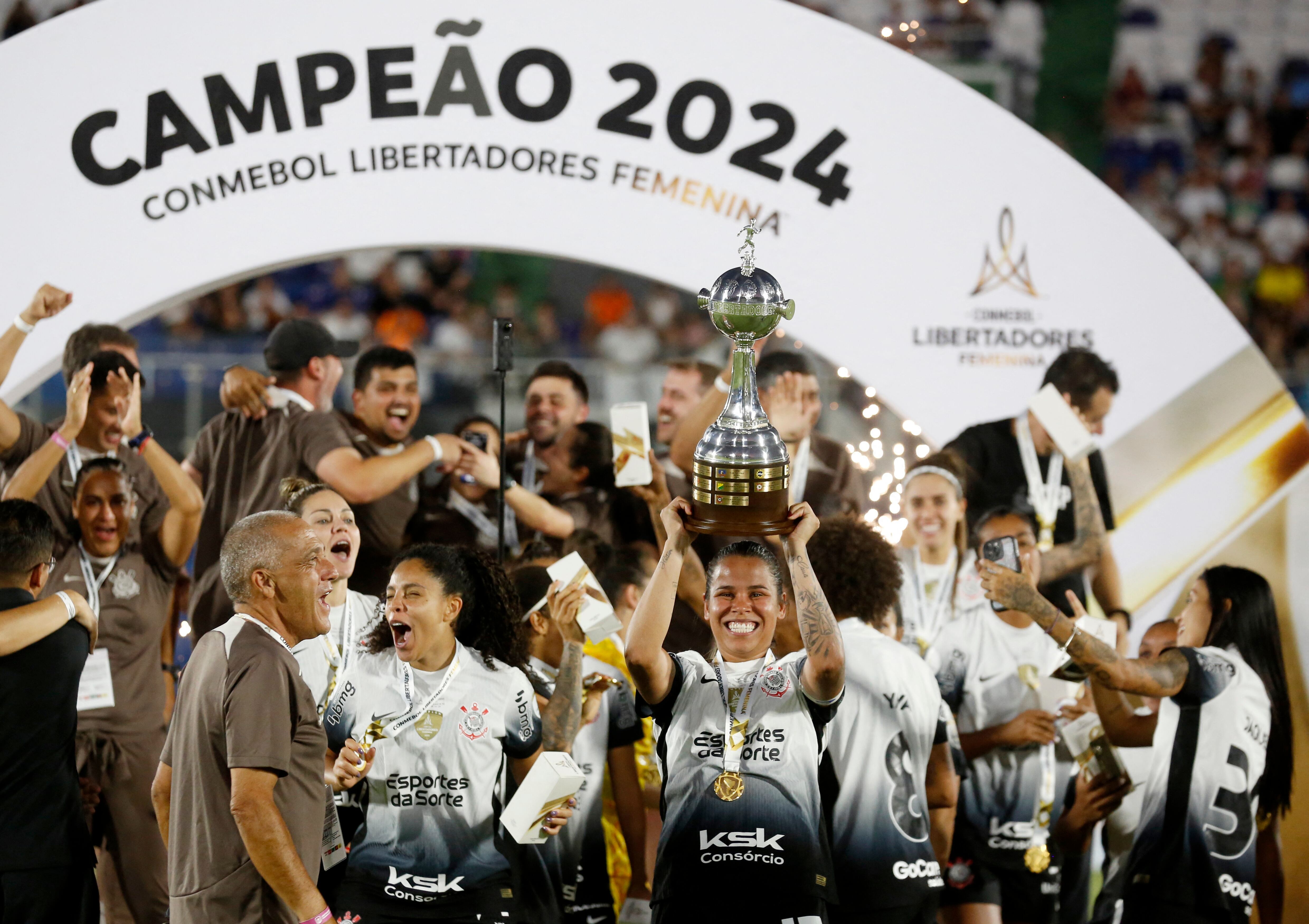 Las jugadoras del Corinthians alzan la Copa Libertadores tras ganarla en 2024: ¿habrá nuevo formato en 2027? (Foto: Reuters/Cesar Olmedo)
