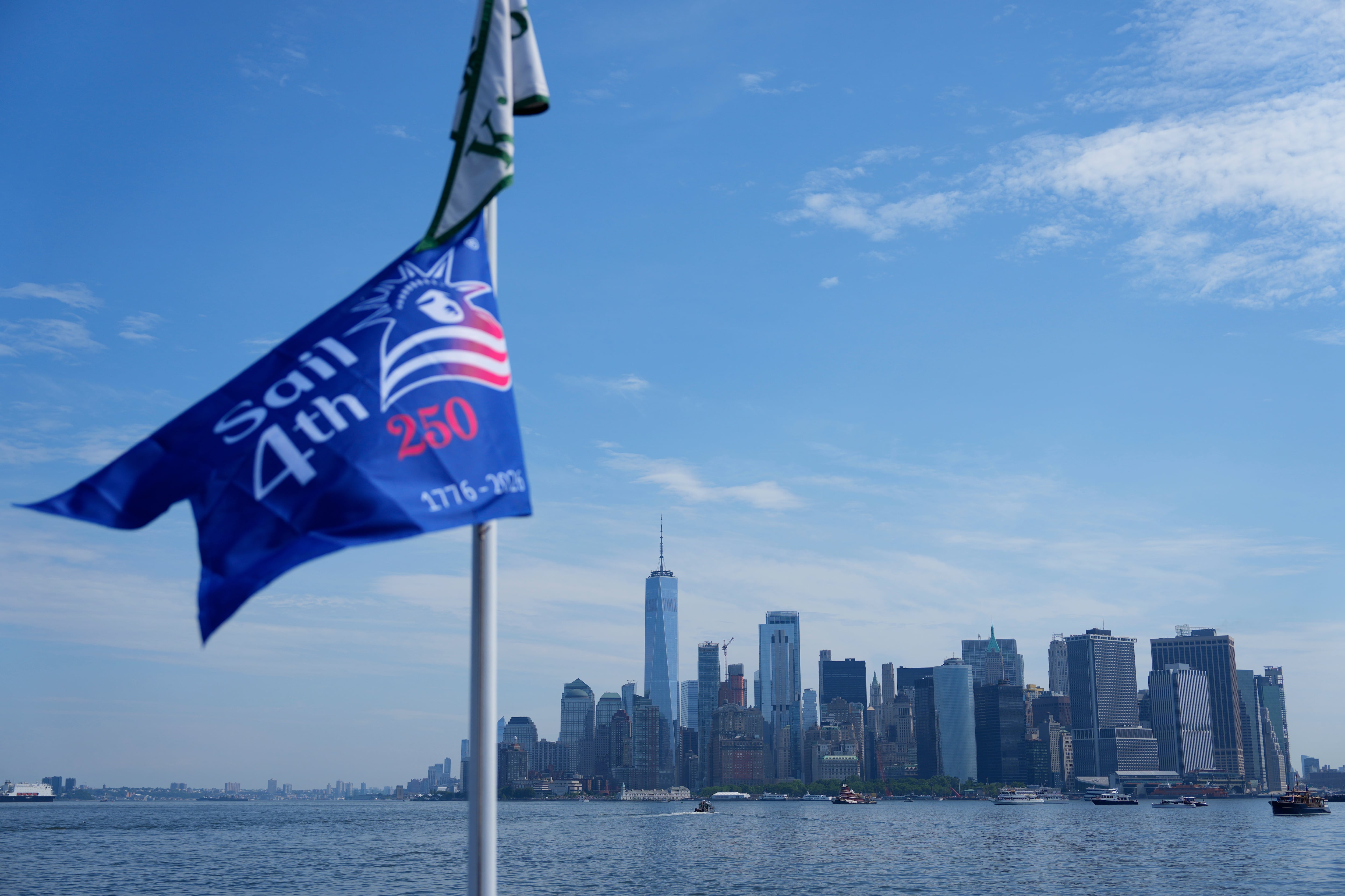 Unos 20.000 marineros, 80 barcos, 40 veleros de gran tamaño, 32 buques de guerra y cerca de 200 aeronaves militares protagonizan el Sail4th 250 en el cielo y el puerto de Nueva York (AP Photo/Yuki Iwamura).
