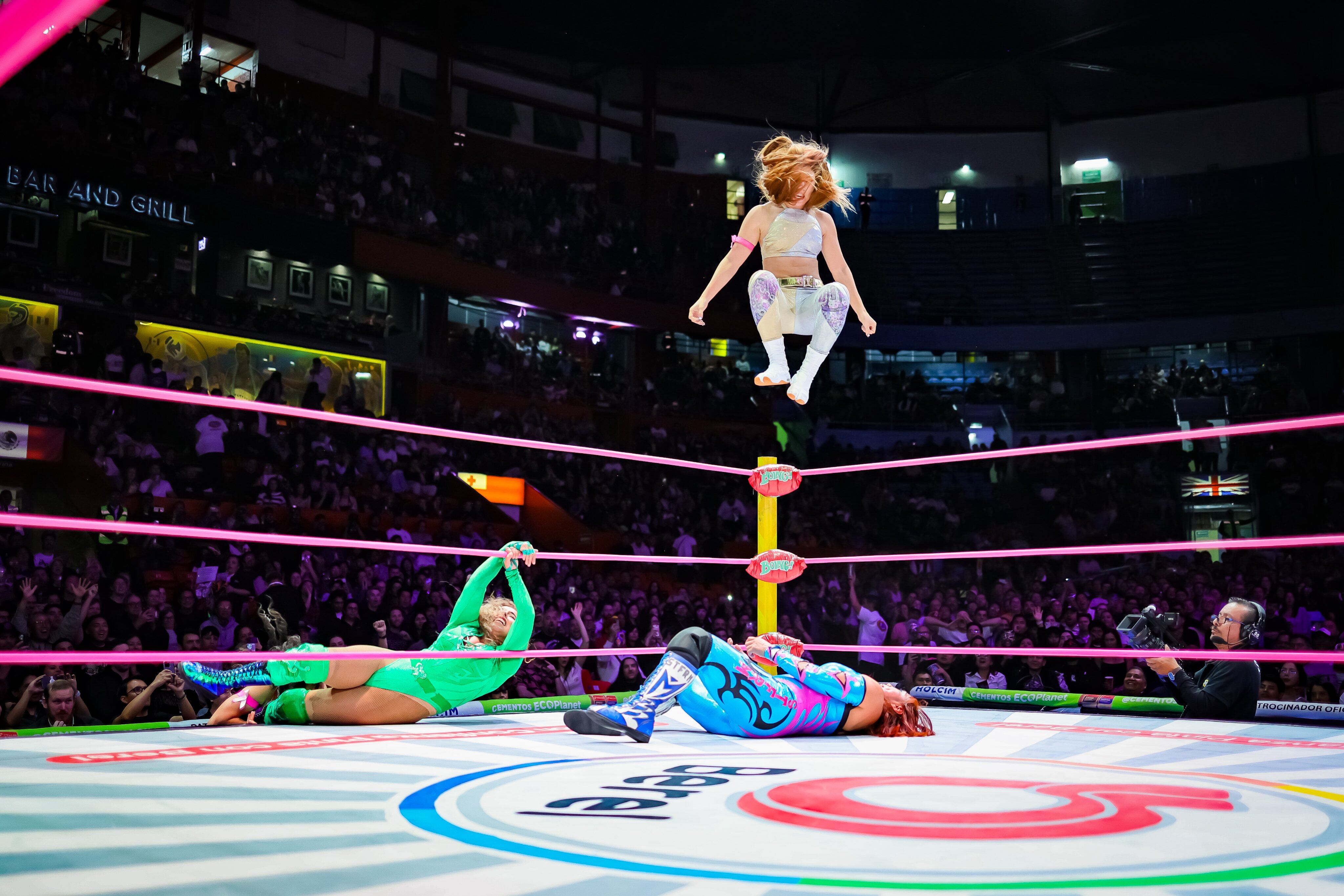 Hazuki vuela desde la tercera cuerda para derrotar a Marcela.