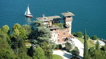 La reforma de 2023 actualizó los interiores del departamento sin modificar la estructura histórica de la villa neomedieval del lago de Como (Wikimedia Commons)