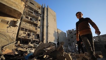 El Ejército israelí mata a una pareja y a su bebé en un bombardeo en el centro de la Franja de Gaza