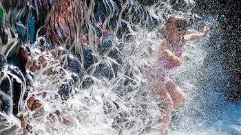 Niñas juegan en un parque