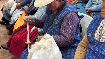 Artesanas de Espinar buscan que sus tejidos crucen las fronteras del mercado local