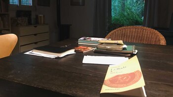 Una mesa, libros y cientos