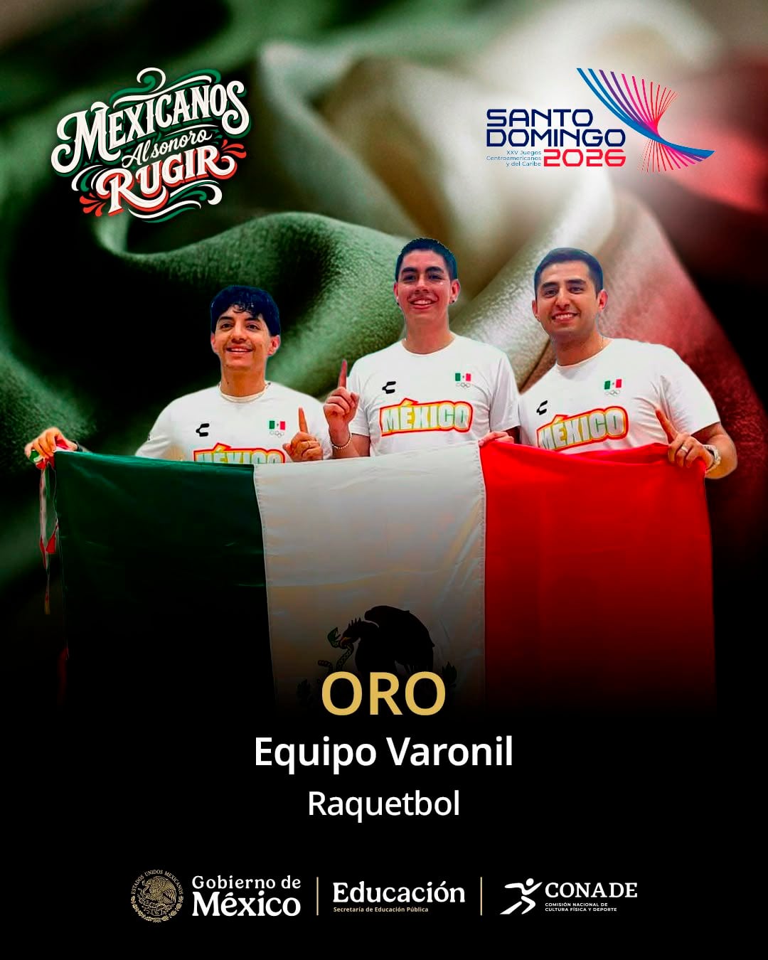 Tres atletas masculinos de raquetbol de México sostienen la bandera nacional y celebran la obtención de la medalla de oro en los Juegos Centroamericanos y del Caribe Santo Domingo 2026. (X / CONADE )