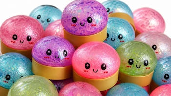 Juguetes blandos de colores agrupados en un estudio - VisualesIA ScribNews