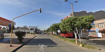 El decreto contempla excepciones para servicios esenciales, permitiendo la circulación de transporte público, ambulancias y vehículos eléctricos - crédito Google Maps