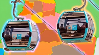 Dos cabinas de teleférico turquesa y negro con logotipos de "CABLEBÚS" y pasajeros, suspendidas por cables metálicos sobre un fondo de mapa colorido con bordes fluorescentes.