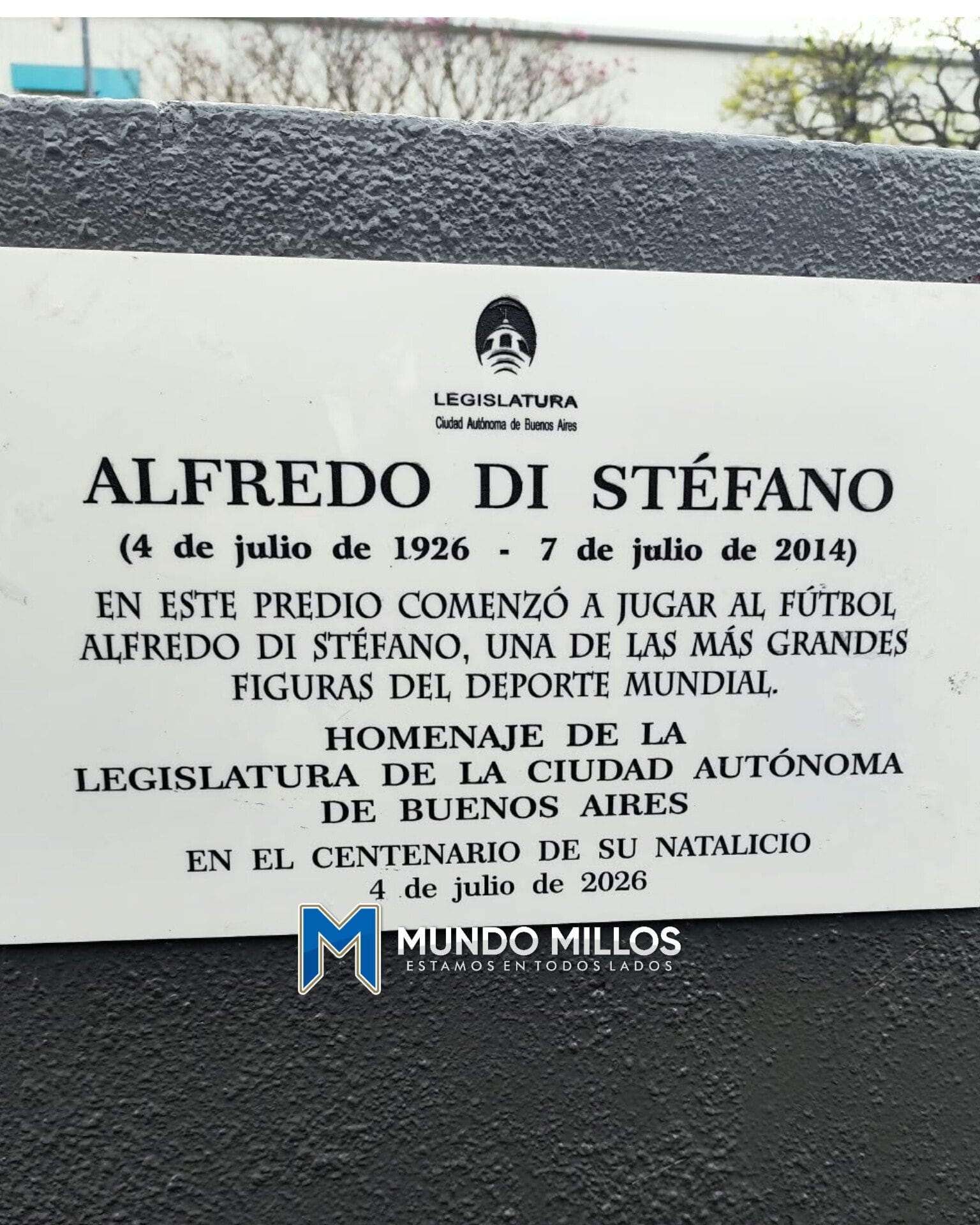 Esta es la placa de homenaje a Alfredo Di Stéfano, leyenda de Millonarios y del fútbol internacional - crédito @MundoMillos/X