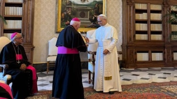 Mons. Santarsiero Rosa acompañado del papa León XIV