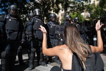 23/09/2026 Agentes de la Policía Nacional hacen un cordón policial, a 23 de septiembre de 2026, en Madrid (España). Maricarmen, una vecina de 87 años del barrio madrileño de Retiro, se enfrenta este miércoles día 23 a un cuarto y definitivo intento de desahucio de la casa donde ha vivido durante más de siete décadas, en el número 46 de la calle Alcalde Sainz de Baranda. El caso de Maricarmen se ha convertido en uno de los símbolos de la lucha por el acceso a la vivienda en Madrid. El padre de Maricarmen firmó en 1956 un contrato de arrendamiento para esa vivienda y tras su muerte, el contrato se subrogó en su esposa y, posteriormente, pasaría a Maricarmen.
POLITICA
Fernando Sánchez - Europa Press
