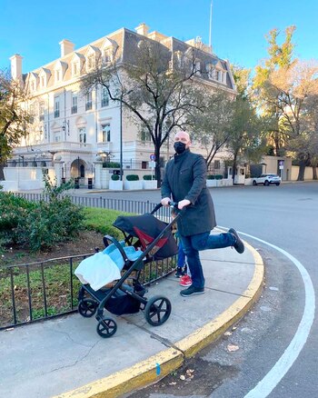 Dominique paseando a Teo y,