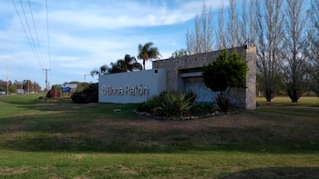 Entró armado a un country de Pilar, atacó a tiros a la actual pareja de su ex y escapó