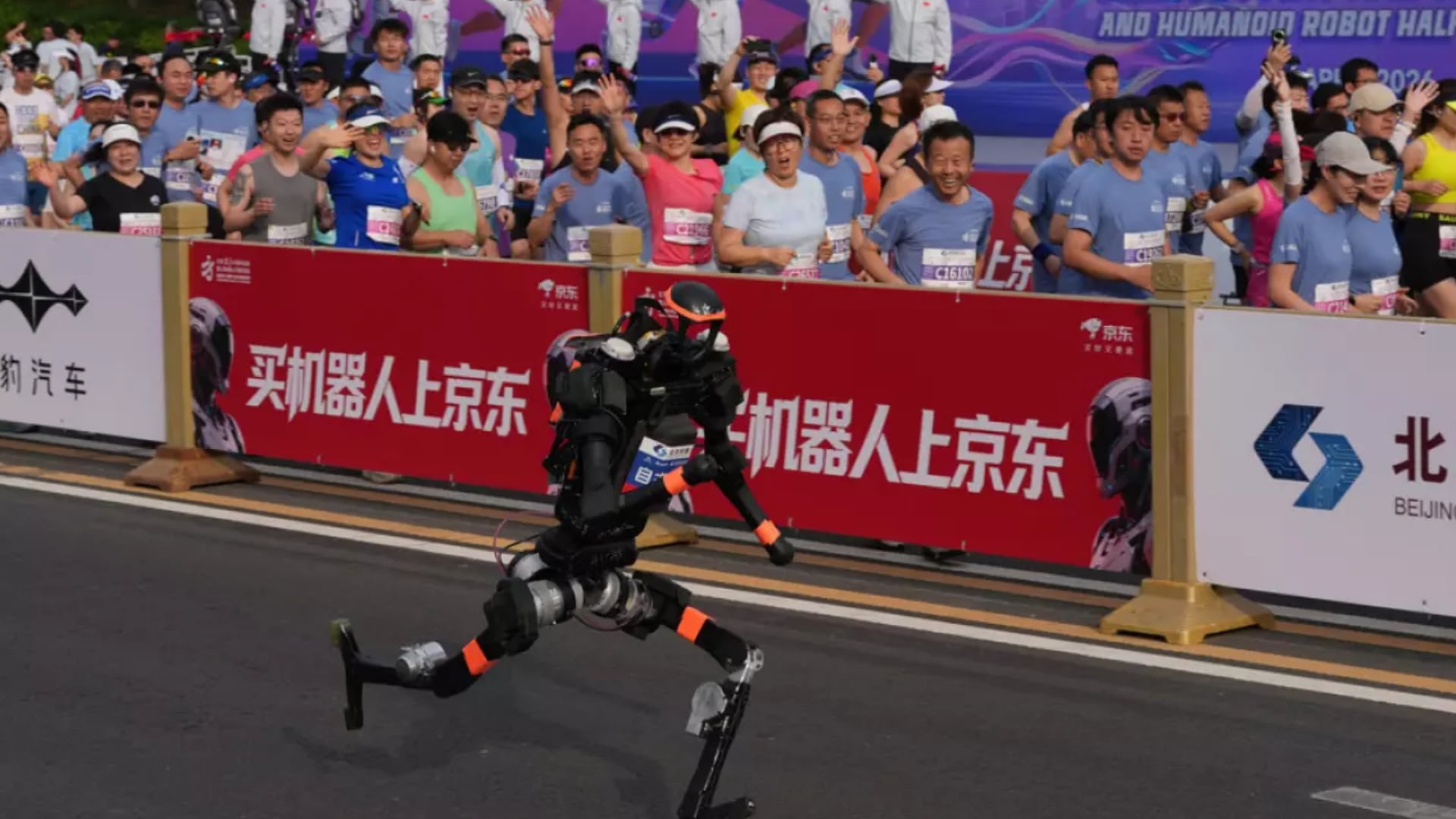 Un robot participa junto a atletas humanos en la II Media Maratón y Media Maratón de Robots Humanoides Beijing E-Town, realizada en las afueras de la capital china. (Ng Han Guan/AP)