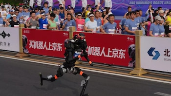 robot humanoide - atletas - maratón - tecnología - 21 de abril